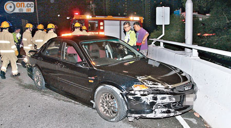 私家車兩邊車頭均撞壆損毀司機由救護員包紮送院。