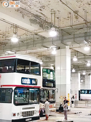 樂富巴士總站天花油漆嚴重剝落，被指影響候車市民安全。