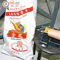 雜牌米由注米機輸入偽造金鳳米袋。