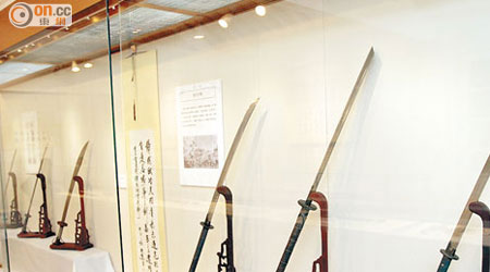 鑄劍專家胡小軍多把刀劍作品於饒宗頤文化館展出。