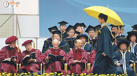 本月初的科大畢業禮亦有學生上台撐傘。（資料圖片）