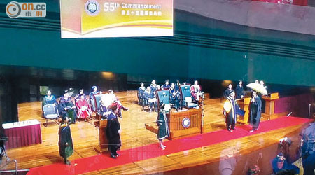浸會大學<br>浸大頒授畢業證書期間，有學生撐着黃傘上台。