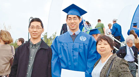 郭偉權（左）、妻子李佑荷（右）及兒子加里（中）感情深厚。（互聯網圖片）