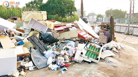 白沙村<br>元朗白沙村垃圾站堆放垃圾高如山丘，垃圾種類包羅萬有。