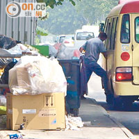 牛徑村<br>牛徑村垃圾站垃圾堆滿行人路，甚至阻礙乘客上落。