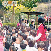 老師將大批幼稚園學生疏散到公園。（讀者楊小姐提供）