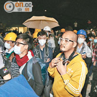 熱血公民黃洋達（前排右）等激進分子昨凌晨現身金鐘示威區。
