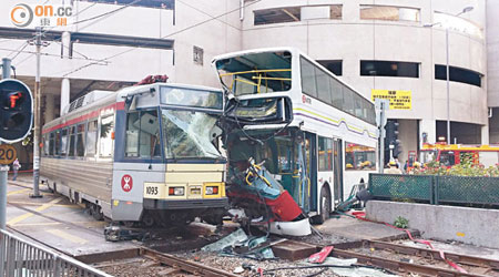 輕鐵列車與巴士相撞後，車頭嚴重損毀。（吳欽旺攝）