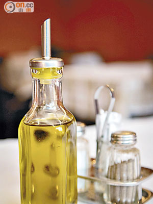 英國科學家指每日攝取四茶匙橄欖油，六星期後已可改善心血管健康。