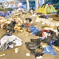 衣物、壞帳篷及其他垃圾，混在一起，散布佔鐘區。