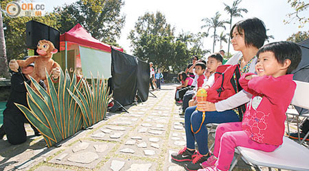 市民帶同子女參與生態旅遊節，欲從小培養小朋友的環保意識。