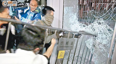 立法會大樓遭示威者衝擊，多處地方受破壞。