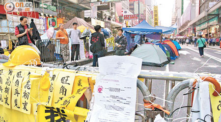 的士團體昨在彌敦道路障貼上禁制令。