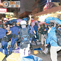 警方沿砵蘭街推進，不少示威者棄傘離開現場。