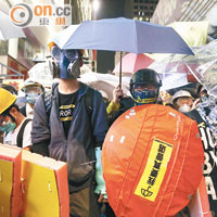 除了頭盔、口罩及雨傘，亦有不少示威者配備自製盾牌。