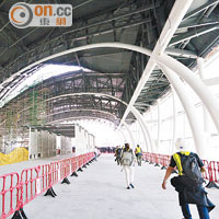 中場客運廊仍需進行鋪設天花板及訊號系統等工程，料明年年底完工。