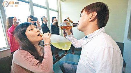 飲酒風氣盛，不少年輕人會在派對內鬥飲。（設計圖片）