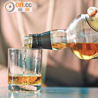 在短時間飲用大量高濃度烈酒，有機會令腸胃不適甚至腦部受損。
