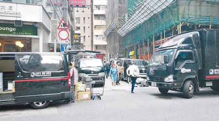 蘇杭街有行車路常被佔用作上、落貨，對行人造成不便。（讀者提供圖片）