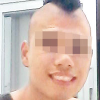 身懷斧頭摺刀的被捕青年蓄前衞髮型。（互聯網圖片）