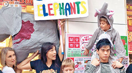 「香港護象行動」昨到北角一間有售賣非洲象牙製品的商舖門外示威，盼喚起港人關注非洲大象遭獵殺問題。