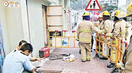 警方及消防在工人疑鑿穿地底電線現場調查。（蘇仲賢攝）