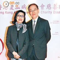 愛滋病基金會副主席（服務）李頌基醫生（右）與太太Monica（左）齊心行善。