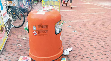 元朗<br>元朗大馬路垃圾桶經常爆滿，煙蒂缸更告冒煙。