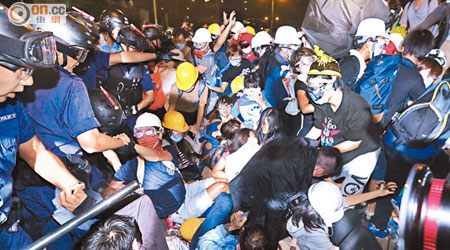 屬警方最精銳部隊的「速龍小組」一出，示威者爭相走避。