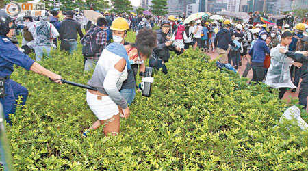 「速龍」警員揮掍將示威者驅趕，其中一個頭破血流的女示威者敗退。
