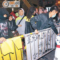 口罩及蒙面示威者拆走大台四周的鐵馬陣。