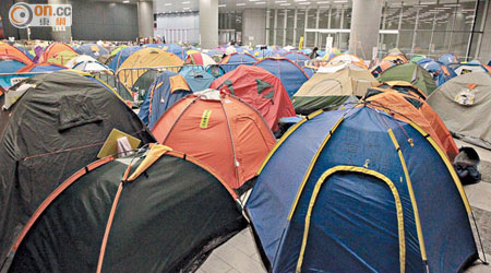 立法會大樓外仍被大批帳篷佔領。