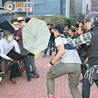 示威者手持雨傘與警員對峙。