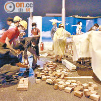 示威者「裝備」一覽 偷磚<br>示威者從附近地盤偷來一批石磗，企圖用來掟警。