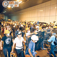 示威者一度在龍和道隧道重建路障。