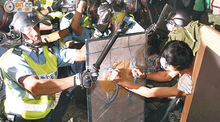 金鐘<br>示威者備有大批自製盾牌，被批評有預謀發動暴力衝擊。