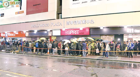 昨晚 西洋菜南街<br>天冷下雨，旺角示威者昨晚集中在西洋菜南街「鳩嗚」。
