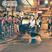 警員帶同警犬到西洋菜南街驅散人群。