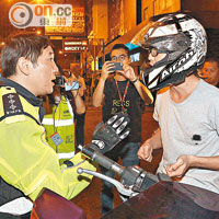 電單車司機被警員截停，現場示威者起哄。