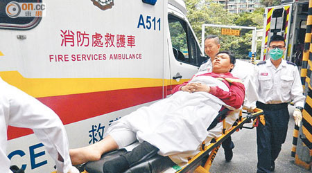 腳部受傷工人由救護員送院。