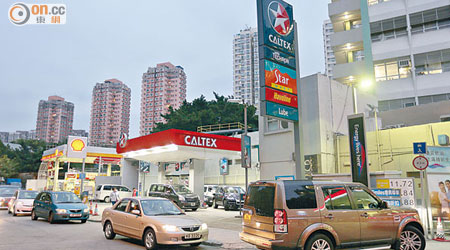 油公司表示，密切留意市場走勢，經常檢討燃油零售價。（朱先儒攝）