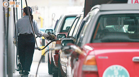 車用石油氣的波幅較「貼市」，過去一年減價近四成。