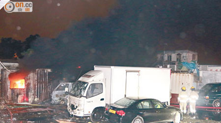 停車場內三個貨櫃及四部車燒毀。（梁國雄攝）