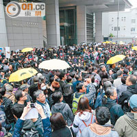 「傘下爸媽」示威者眾多，警方一度封閉警總外一條行車線。
