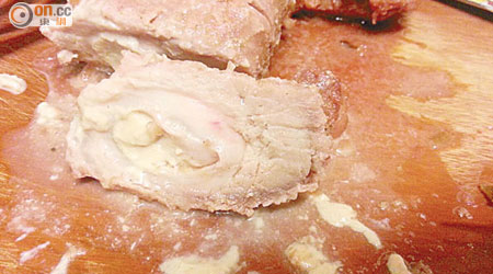 吳小姐購自百佳超級市場之豬肉在烹煮後流出黃、綠色膿液。