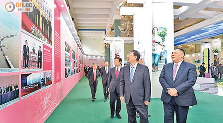 崔世安（前右）陪同張德江（前左）參觀澳門特別行政區成立十五周年成就展。