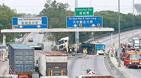 貨櫃車撞欄翻側，堵塞元朗公路兩條行車線。（互聯網圖片）