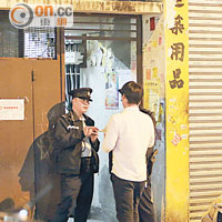 警員在疑兇居住甘芳街唐樓調查。（王譯揚攝）