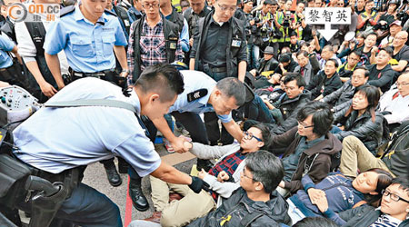 警方多次警告無效後，逐一抬走並拘捕佔領者。