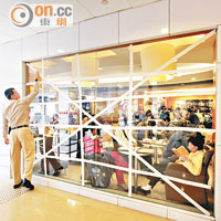 海富中心有快餐店於玻璃貼上膠紙，以防有突發事件發生。